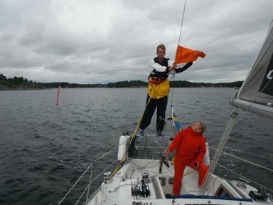 Under 24-timmarsseglingen för vi en orange vimpel. Under 24-timmarsseglingen för vi en orange vimpel.