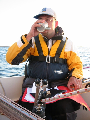 En mugg kaffe under 24-timmarssegling. Foto: C Lizell. En mugg kaffe under 24-timmarssegling. Foto: C Lizell.