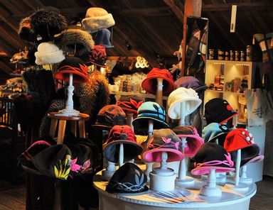 Hattar & mössor på Galleri Ängel – Galleri Ängel på Västerlånggatan 65 presenterar Cangas Designs mössor och hattar Hattar & mössor på Galleri Ängel – Galleri Ängel på Västerlånggatan 65 presenterar Cangas Designs mössor och hattar